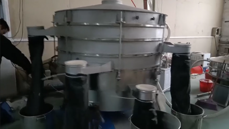 圓形搖擺篩+真空上料機試機現(xiàn)場